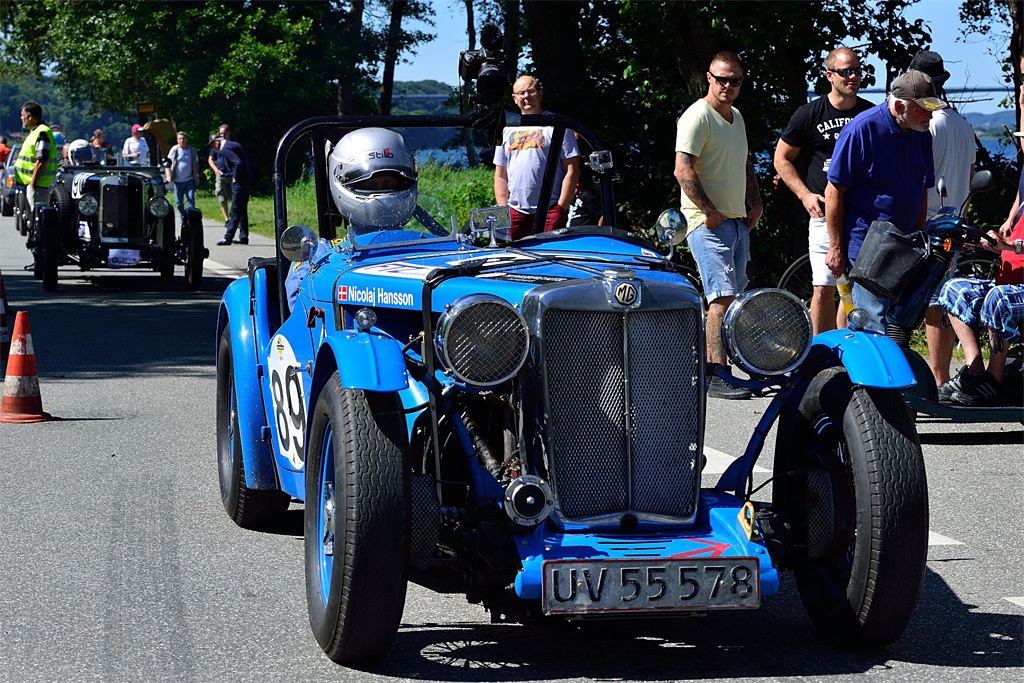 Nicolaj Hansson fra Haarby vandt klassen for de ældste biler i sin MG TC fra 1946. Her gør han sig klar til start ved Vejle Fjord
(Foto: Michael Eisenberg)